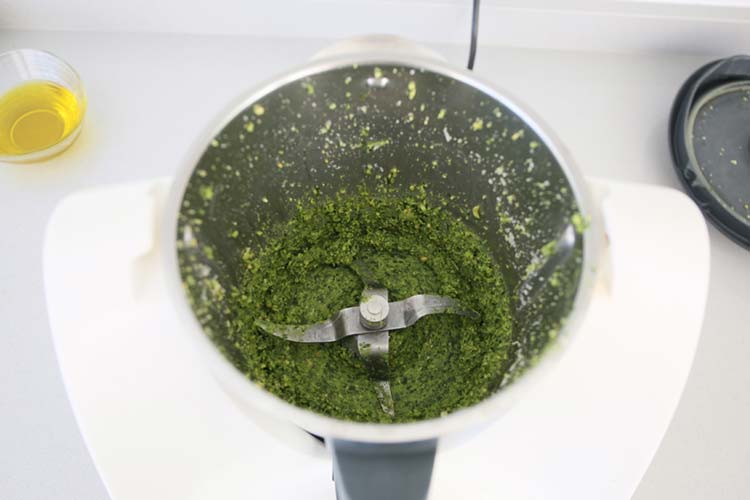 Preparar el pesto en un robot de cocina