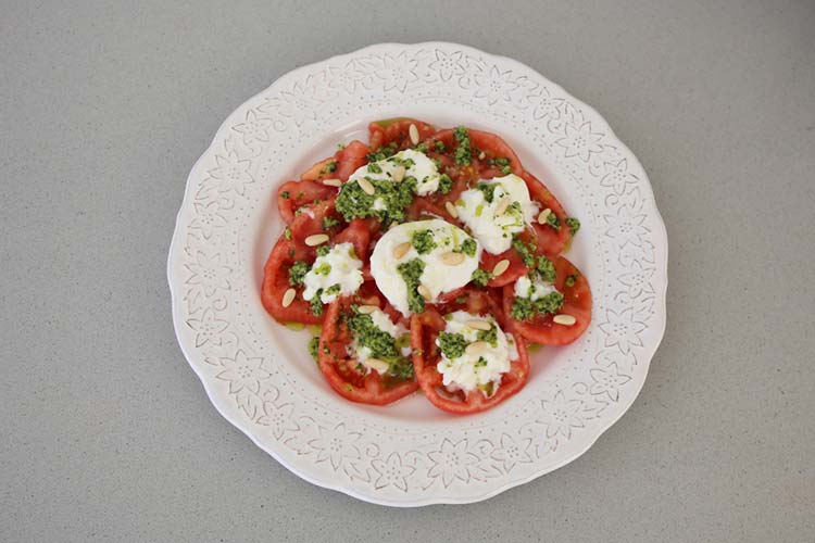 Añadir el pesto y unos piñones tostados más