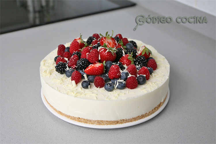 Tarta con frutos rojos y chocolate blanco