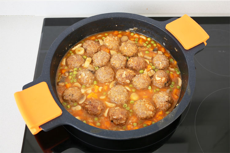 Incorporar las albóndigas a la salsa de verduras