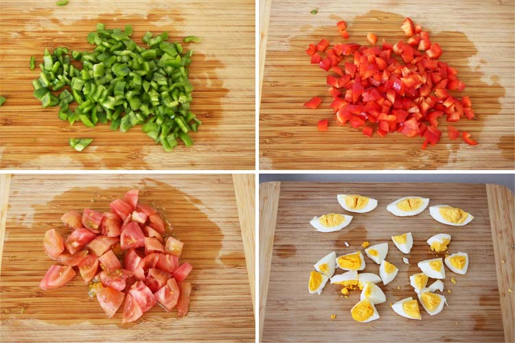 Pimiento verde, pimiento rojo, tomate y huevo duro troceados sobre una tabla de madera