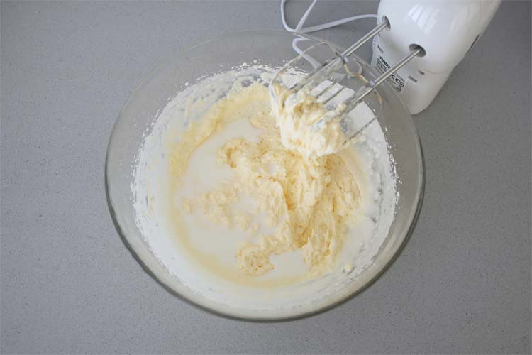 Incorporar la leche, la mantequilla y la vainilla