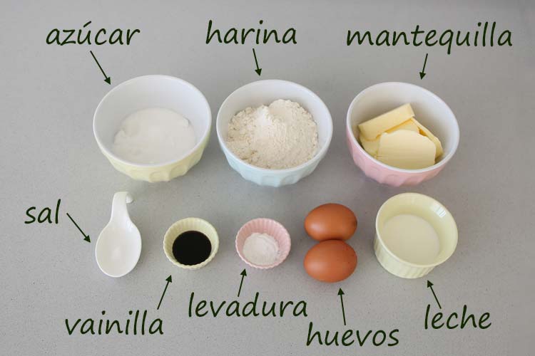 Ingredientes para hacer madeleines francesas sobre una mesa de cocina