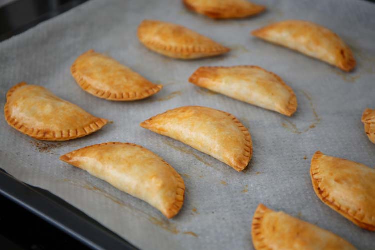 Sacar las empanadillas del horno