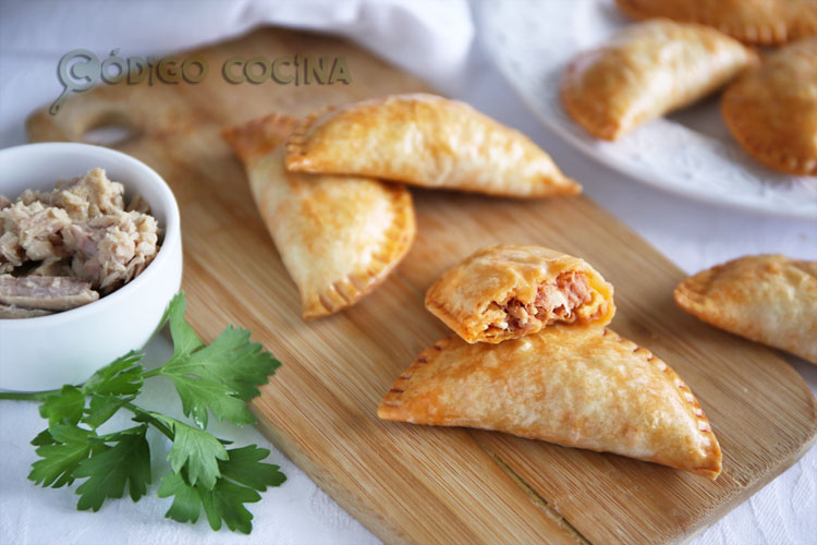 Empanadillas rellenas de atún, huevo y tomate