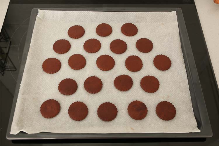 Hornear las galletas de chocolate