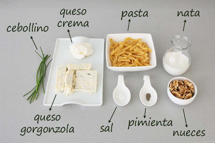 Ingredientes para hacer pasta con queso gorgonzola y nueces