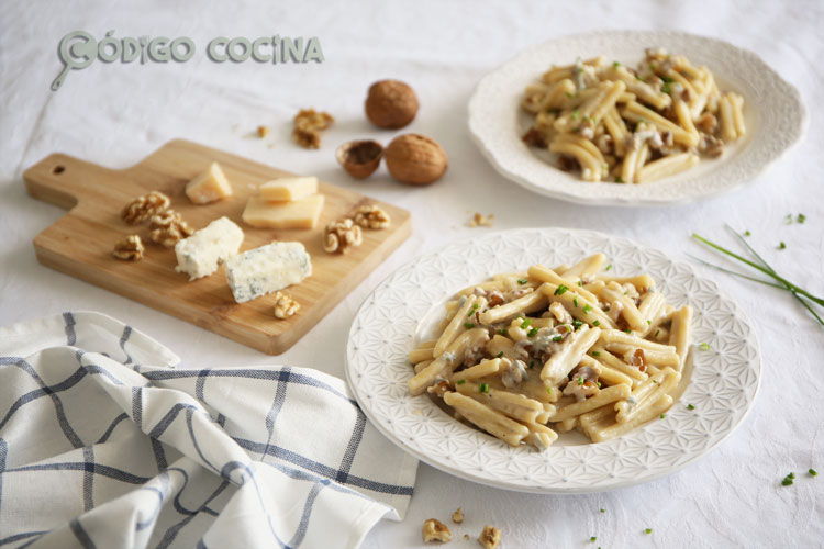 Pasta con queso gorgonzola y nueces