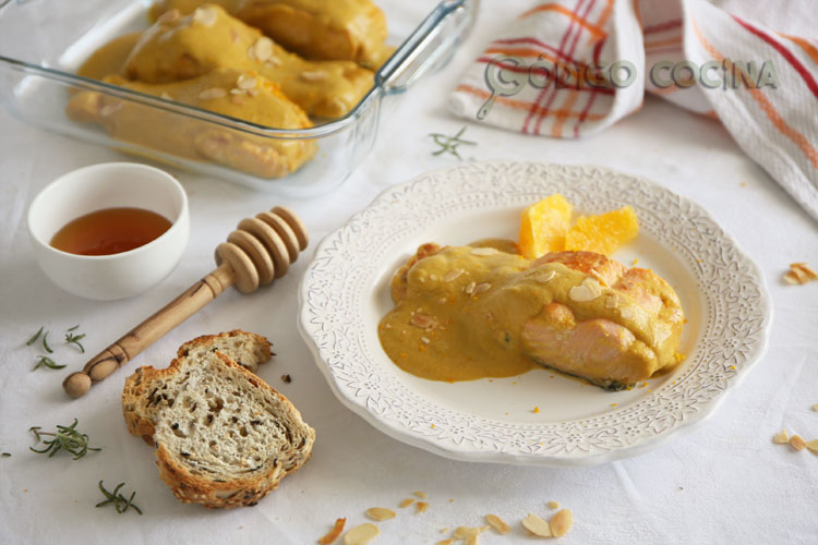 Salmón con salsa de naranja y almendra