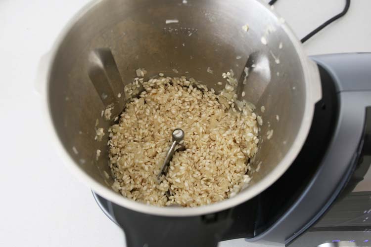 Sofreír el arroz en Mambo