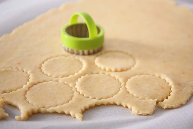 Cortar las galletas de queso