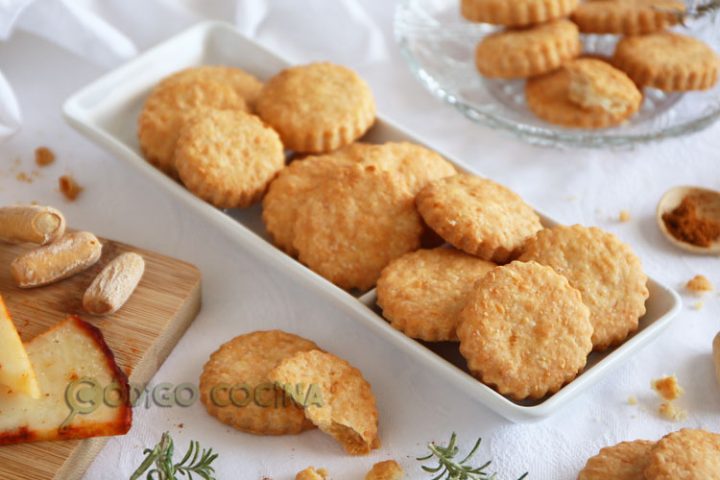 Galletas saladas de queso curado