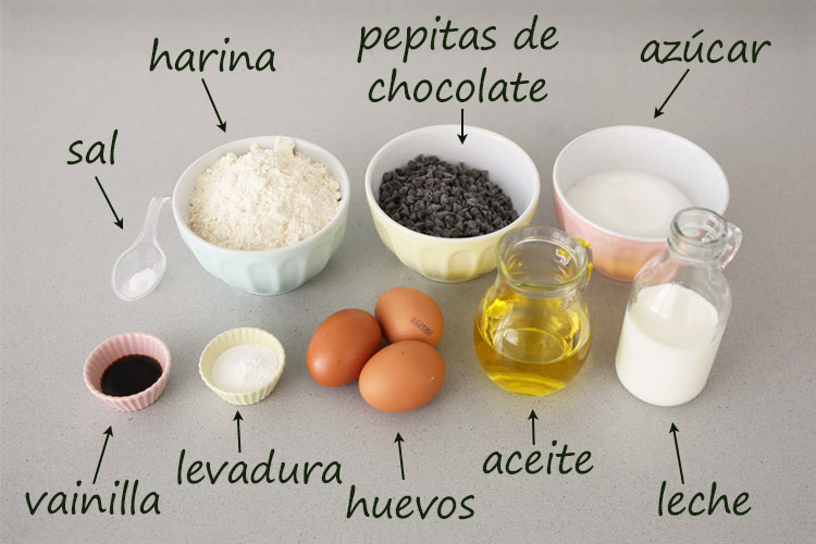 Ingredientes para hacer magdalenas con pepitas de chocolate