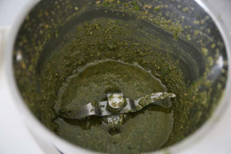 Añadir el aceite al pesto poco a poco