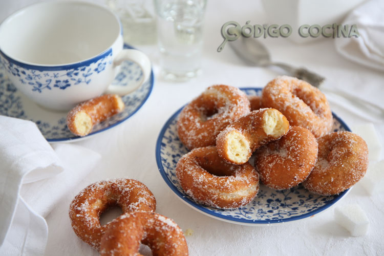 Rosquillas de anís con el interior tierno y esponjoso acompañadas de una taza de café.