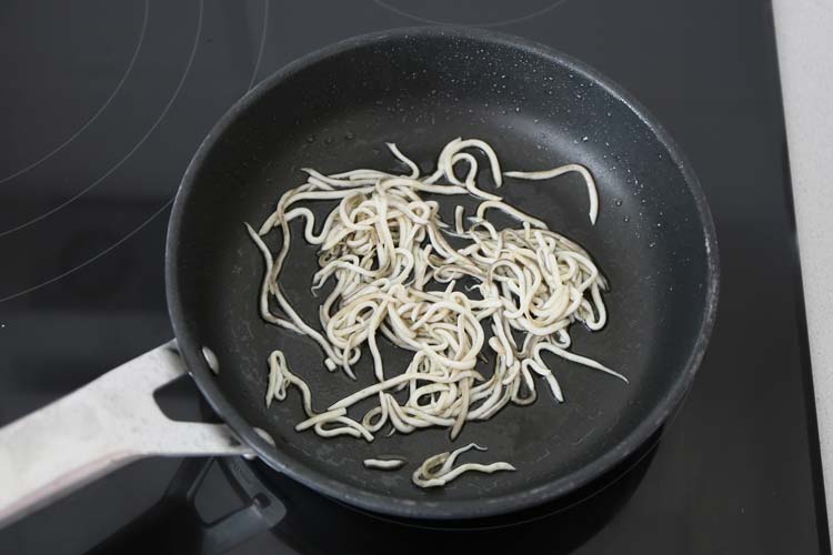 Saltear las gulas con un poco de aceite de oliva