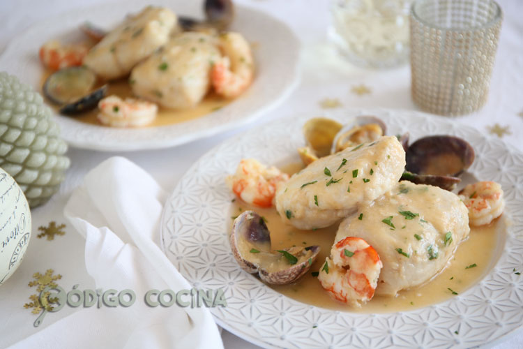 Merluza al cava con langostinos