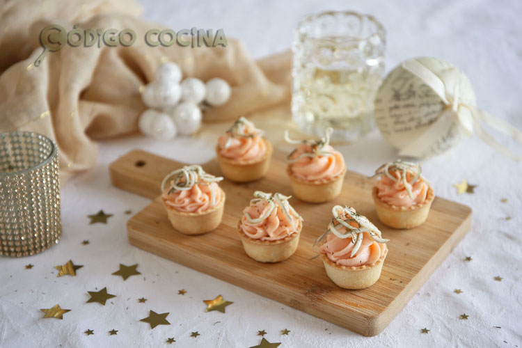 Tartaletas de mousse de salmón con gulas