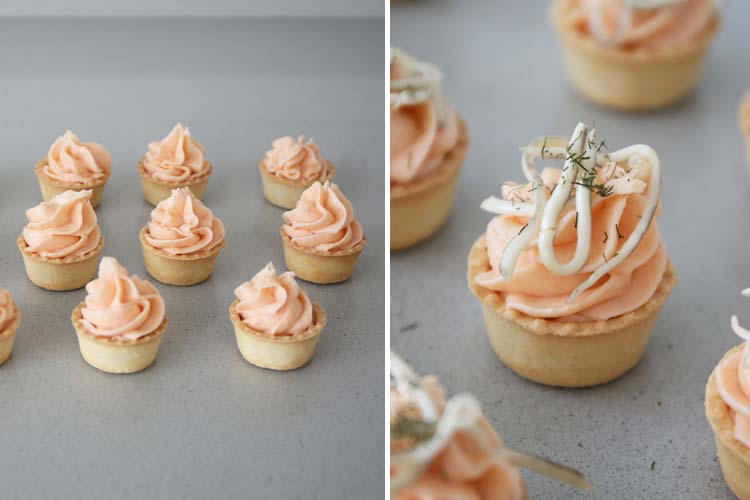 Rellenar las tartaletas con la mousse de salmón