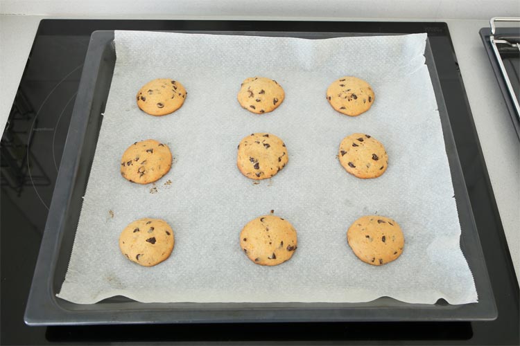 Hornear las cookies de plátano y chocolate