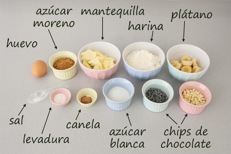 Ingredientes para hacer galletas de plátano con chips de chocolate