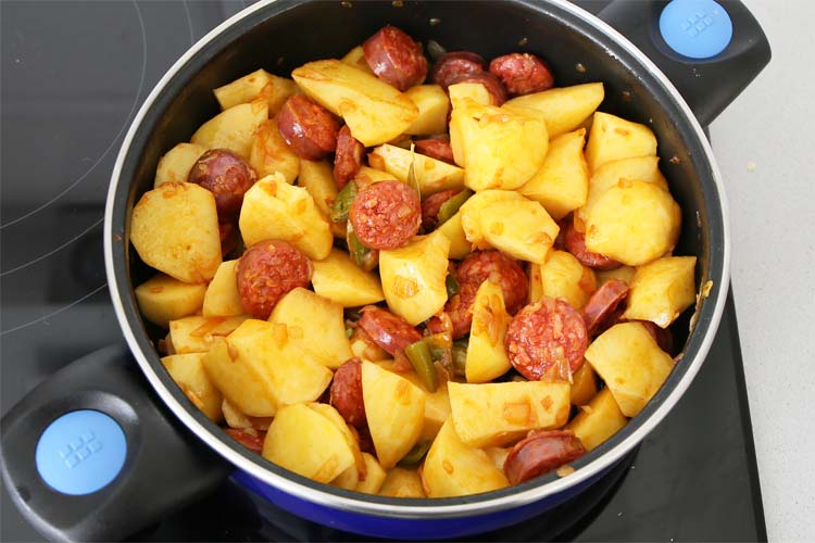 Añadir patatas al sofrito con chorizo