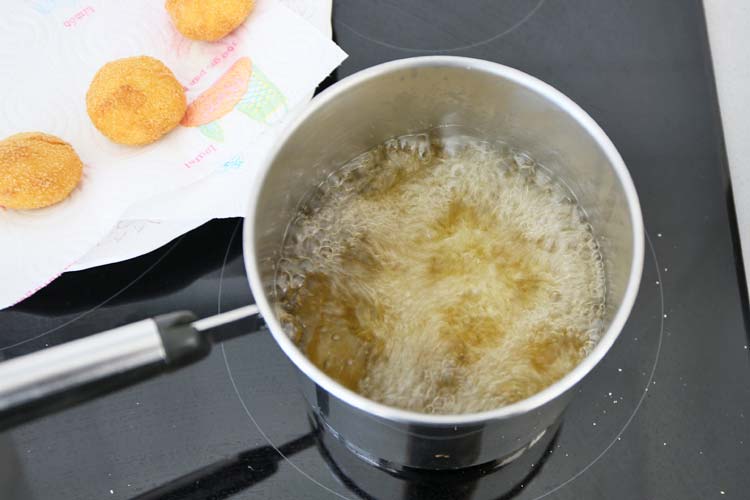 Nuggets de pollo fritos en aceite muy caliente