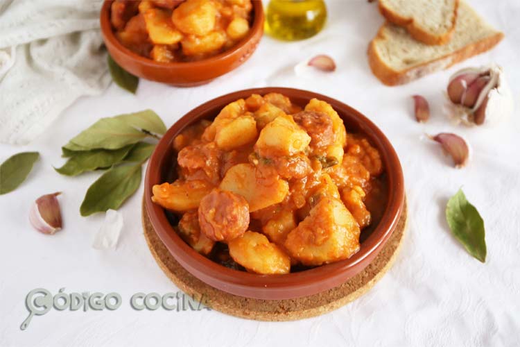 Patatas guisadas con chorizo en un recipiente de barro