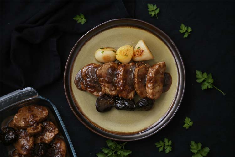 Solomillo con salsa de cerveza, ciruelas pasas y patatas