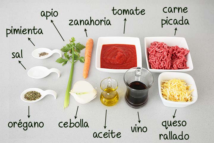 Ingredientes listos para hacer pizza a la boloñesa