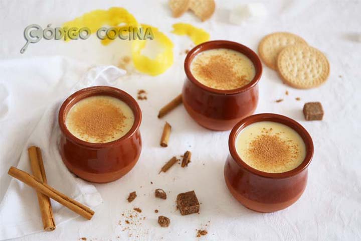 Natillas caseras tradicionales en recipientes de barro cubiertas con canela