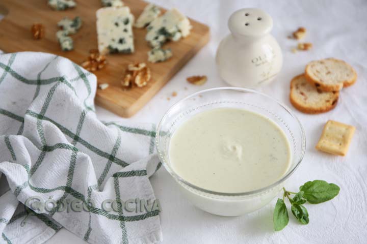 Salsa de queso roquefort, receta fácil y casera junto a una tabla de queso y nueces