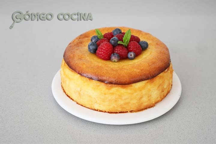 Tarta de queso ricotta con frambuesas y arándanos