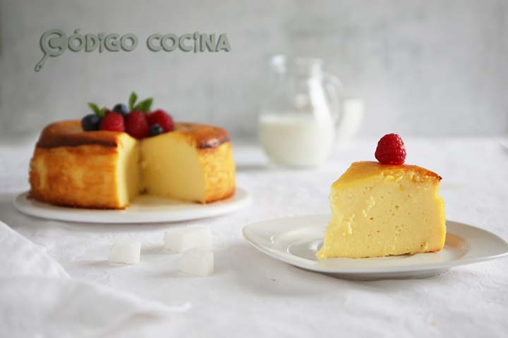 Trozo de tarta de queso ricotta cremosa