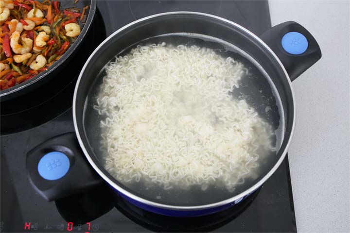 Noodles hervidos en agua con sal