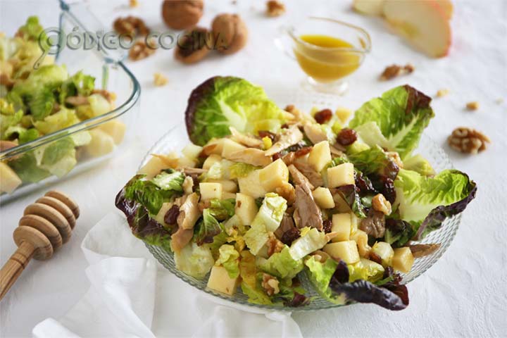 Ensalada de pollo, manzana, nueces y pasas aliñada con vinagreta