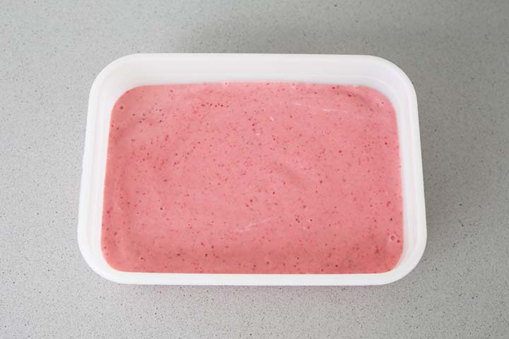 Helado de fresas con yogur en un recipiente