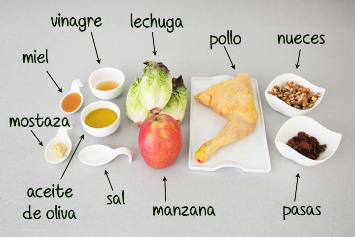 Ingredientes para hacer ensalada de pollo y manzana colocados sobre la mesa de la cocina