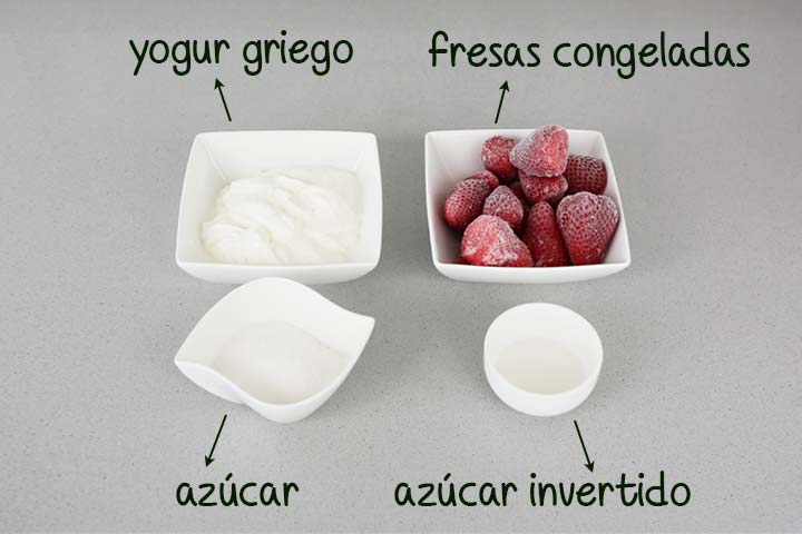 Ingredientes para hacer helado de fresa en Mambo colocados en recipientes