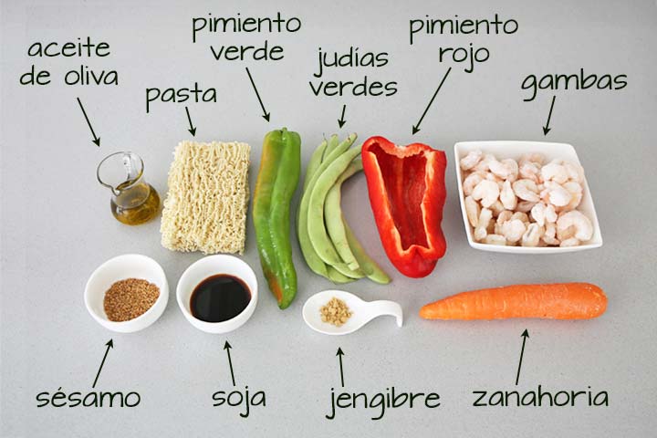 Ingredientes para hacer wok de noodles con verduras y gambas