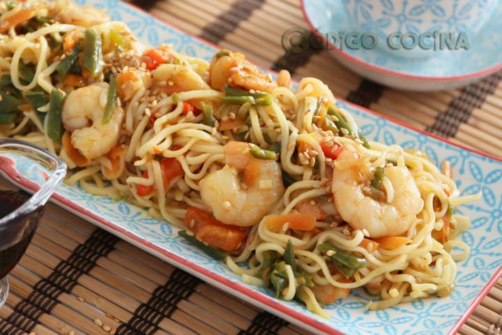 Wok de noodles con verduras, gambas y semillas de sésamo