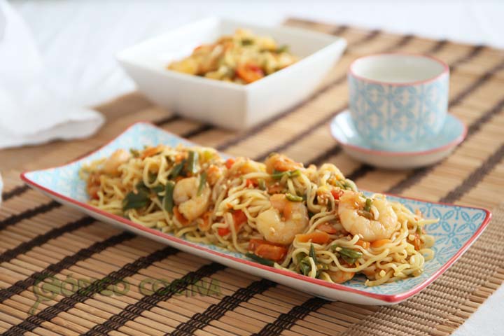 Wok de noodles con verduras y gambas acompañado de salsa de soja y sésamo