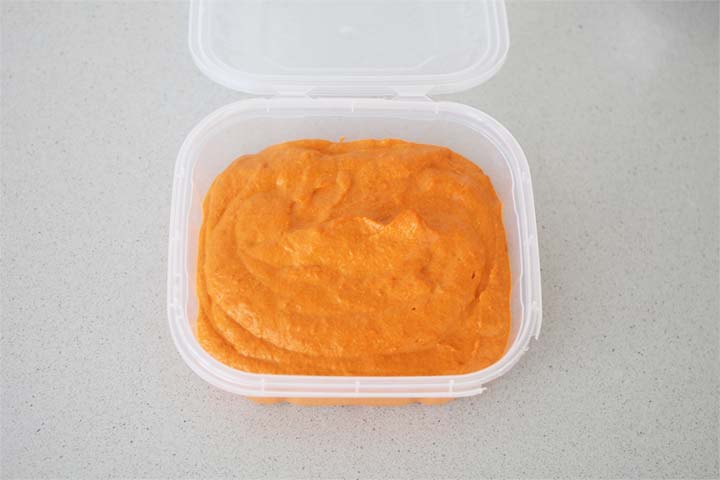 Crema de pimiento rojo guardada en un recipiente