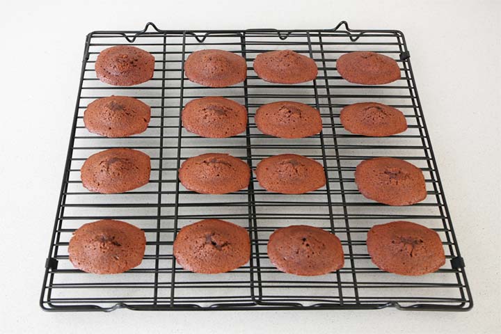 Madeleines de chocolate enfriándose sobre una rejilla