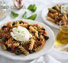 Ensalada de pasta estilo mediterráneo con queso mozzarella