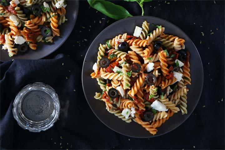 Ensalada de pasta con tomate seco, mozzarella y aceitunas negras