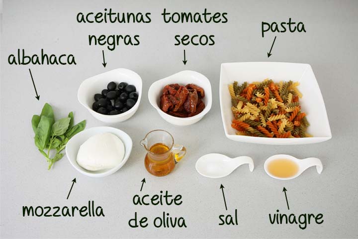 Ingredientes para hacer ensalada de pasta estilo mediterráneo