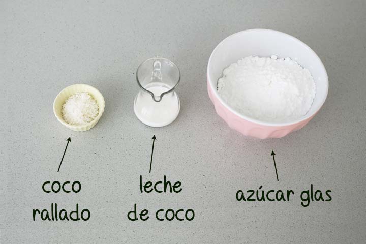 Ingredientes para hacer glaseado de coco dispuestos en diferentes recipientes