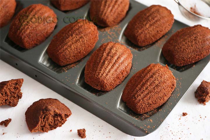 Madeleines francesas de chocolate dentro de un molde metálico