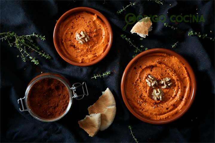 Paté de pimiento asado decorado con nueces y pimentón